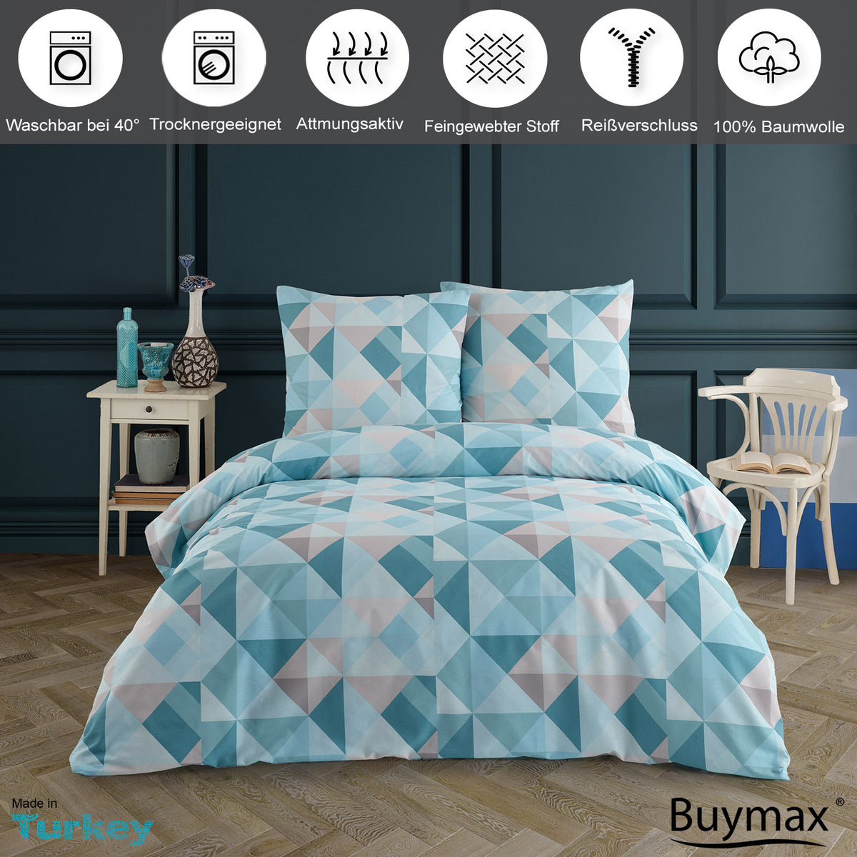 Komplettes Bettwäsche-Set mit blau-weißem geometrischem Muster auf einem Doppelbett, umgeben von klassischen Möbeln, mit Symbolen für Produkteigenschaften wie „Waschbar bei 40°“, „Trocknergeeignet“, „Atmungsaktiv“, „Reißverschluss“ und „100% Baumwolle“.