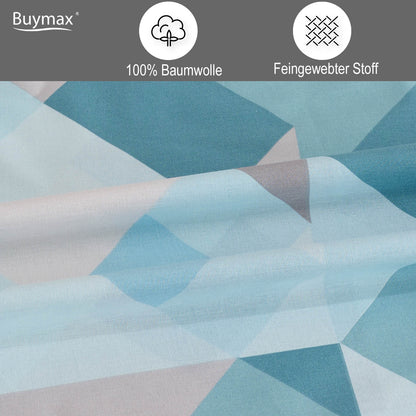Detailansicht des feingewebten Stoffs einer Bettwäsche mit geometrischem Muster in Blau- und Pastelltönen, beschriftet mit Symbolen für „100% Baumwolle“ und „Feingewebter Stoff“.